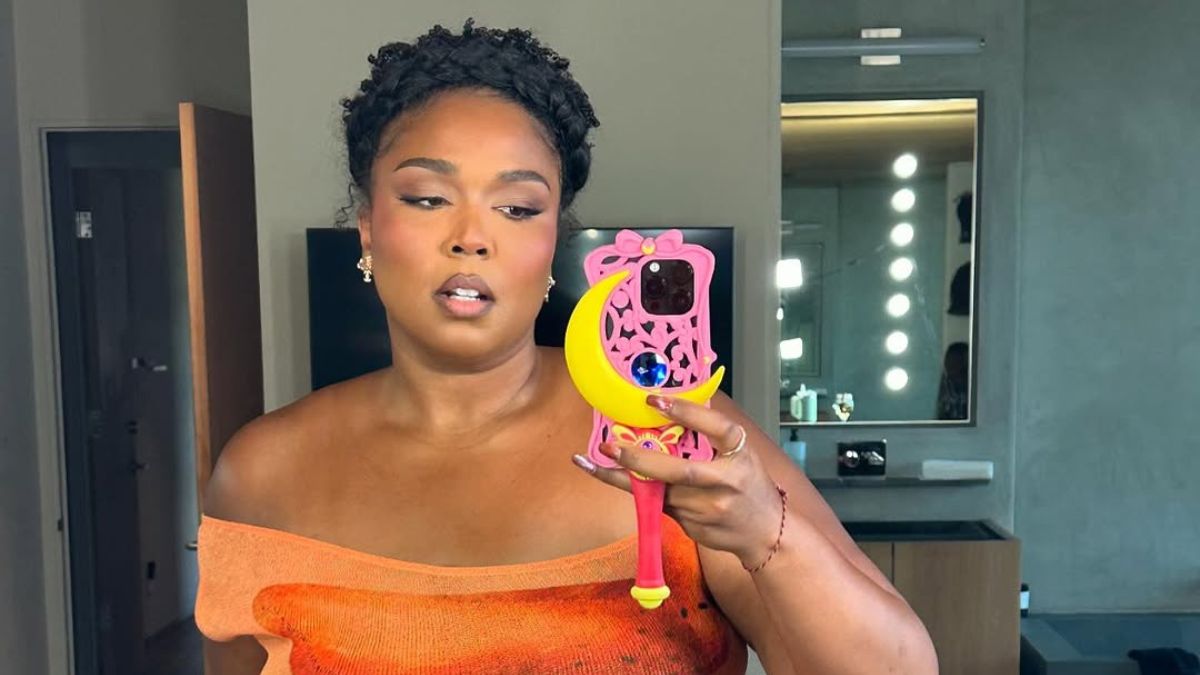  Lizzo Sets Tone for 2025 With Bold Message on Her Tee & Instagram