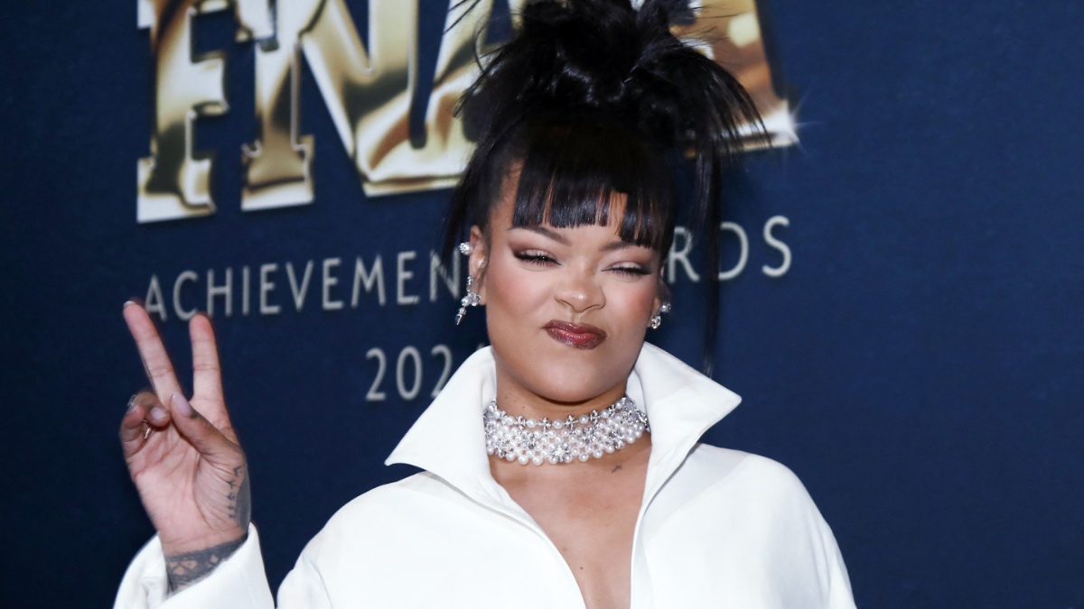  Rihanna Responds to Troll Who Called Her ‘Forehead’