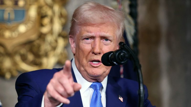  Trump signs order to expand White House control of independent agencies