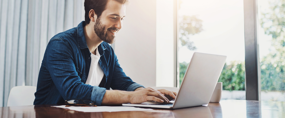  MacBook vs Windows Laptops: Which One Suits Your Workstyle?