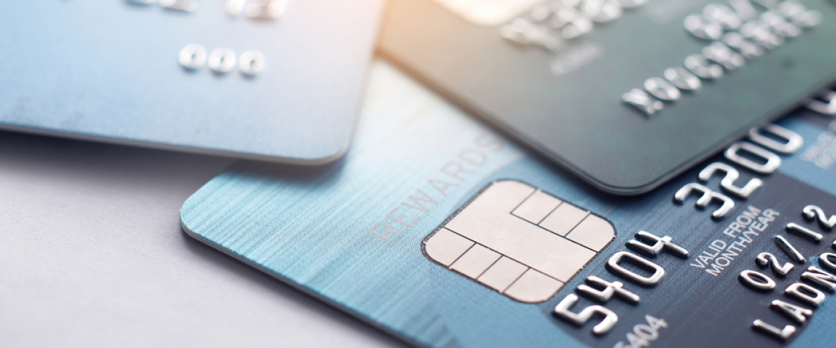 The Pros and Cons of Using a Credit Card vs. Debit Card
