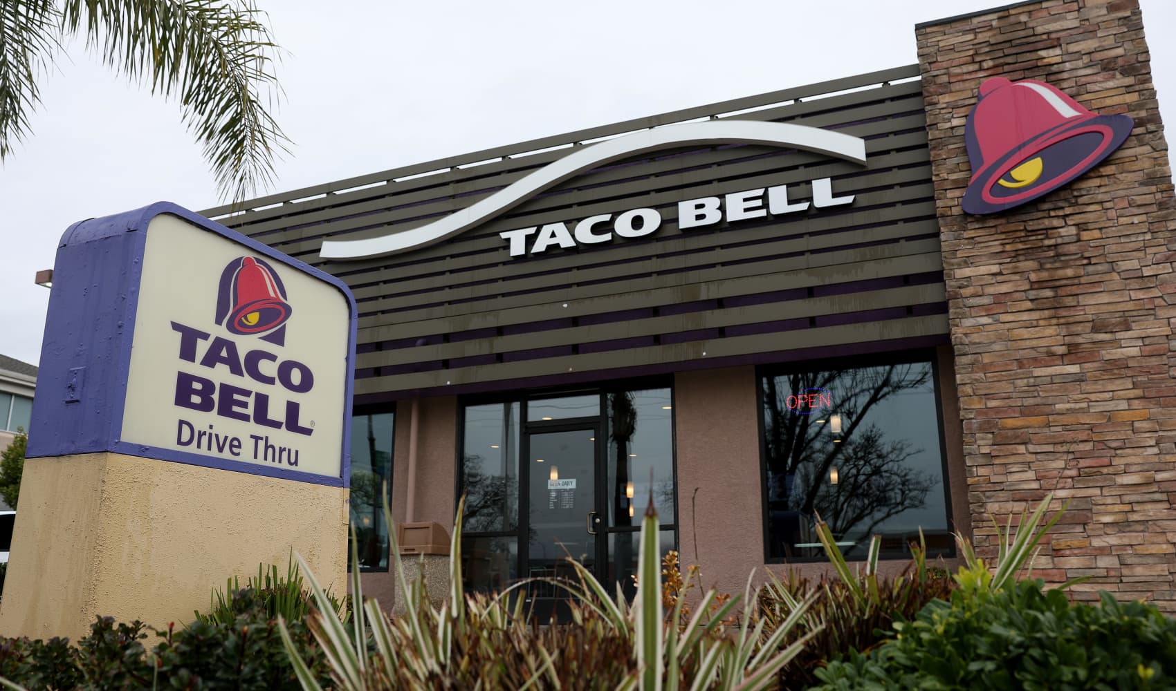  Yum Brands revenue misses as Pizza Hut’s same-store sales fall 2%