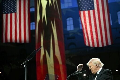  Stocks volatile, oil plunges as trade war cranks higher