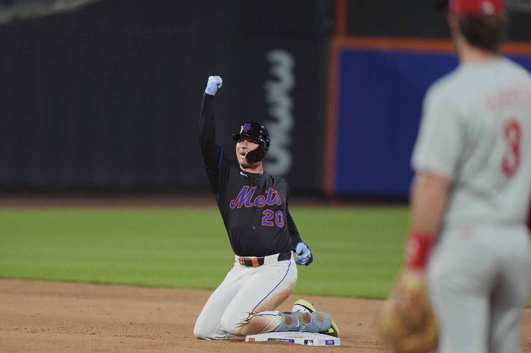 Mets top Phillies, Guardians down Yankees
