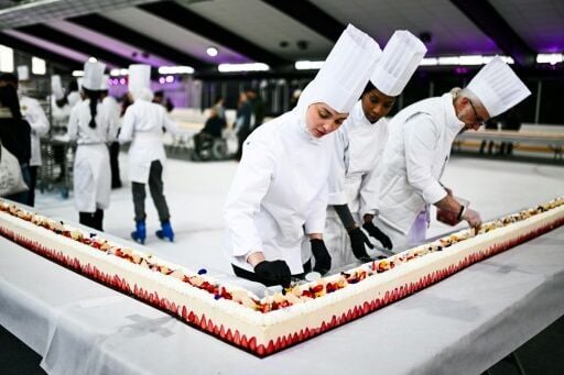  121 metre long cake gives a taste for records