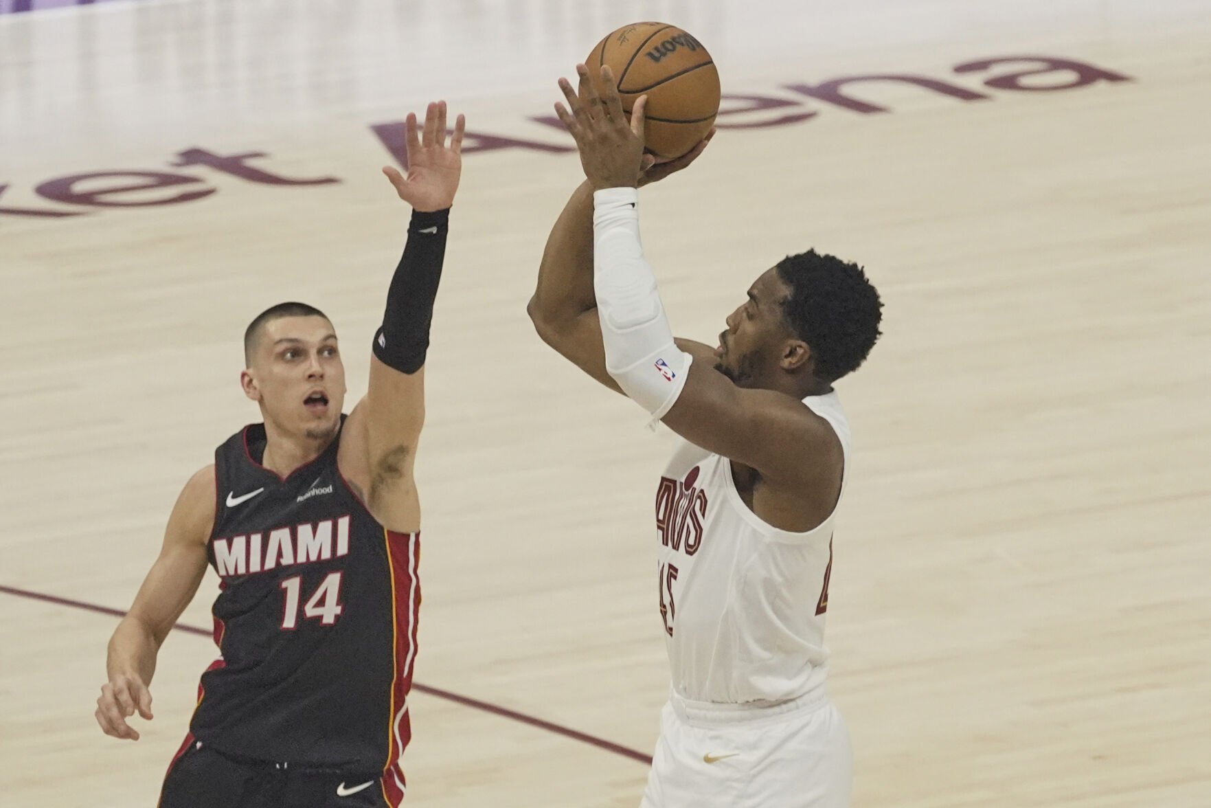 Cavaliers-Heat series shifts to Miami with Cleveland up 2-0