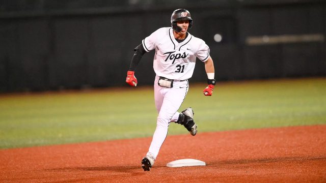 Late rally pushes No. 20 Tops past MTSU 9-5