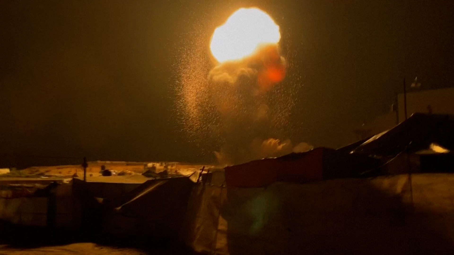  Israel attacks tent camps in Gaza again