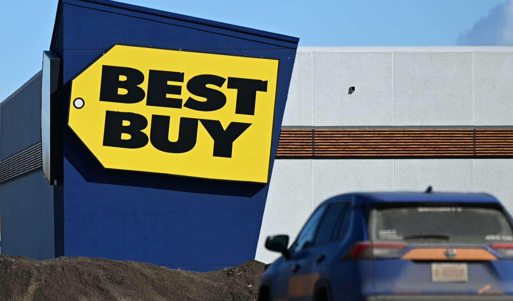 Best Buy cuts full-year sales and profit guidance as tariffs raise cost of electronics