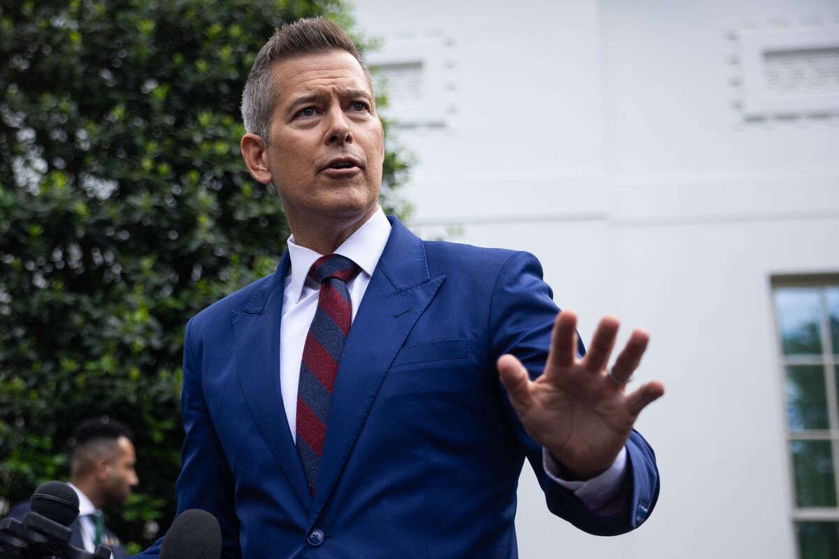  Duffy Says Air Traffic Overhaul to Cost Tens of Billions of Dollars