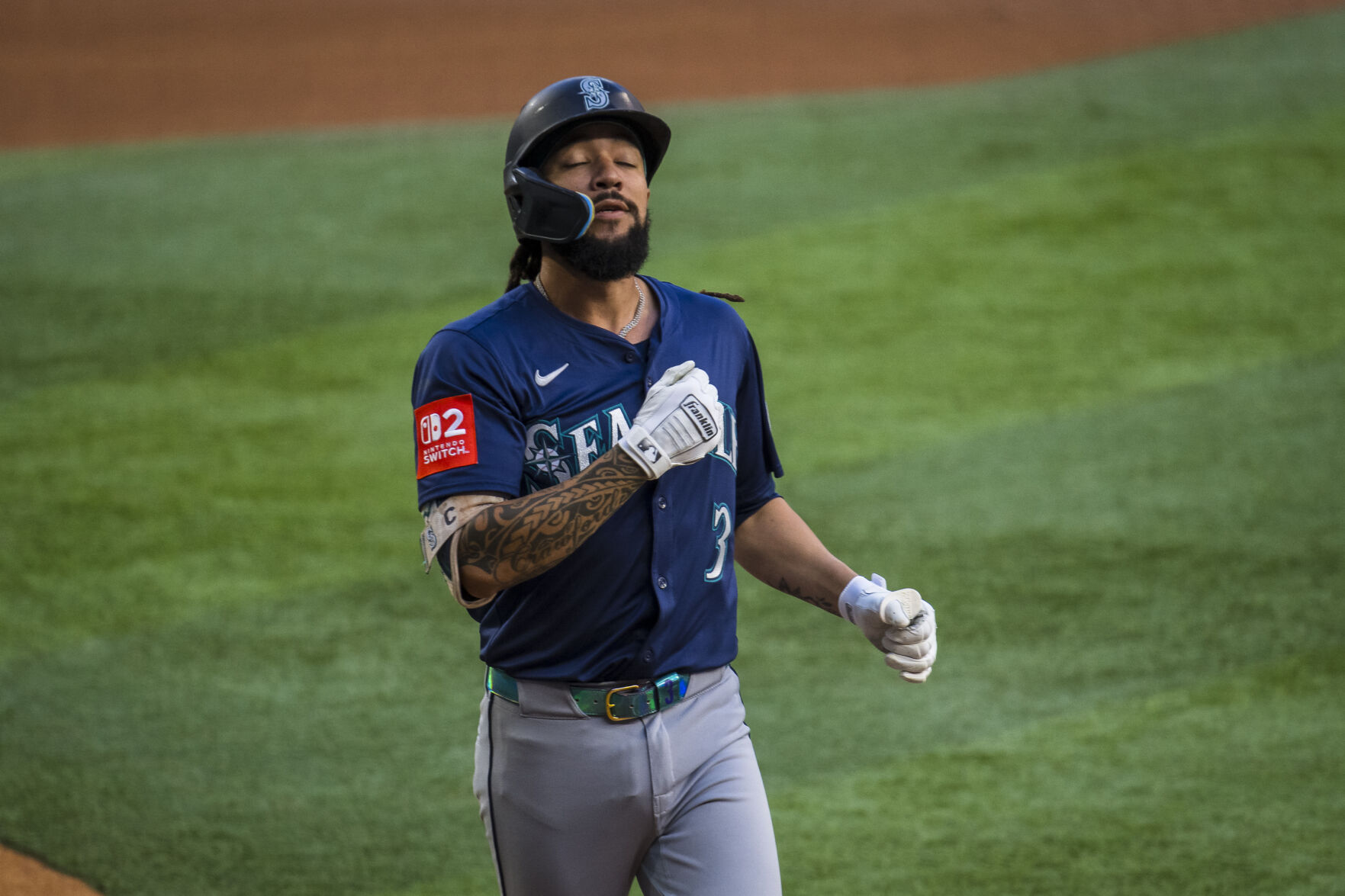 Tellez hits an RBI single in the 9th as the Mariners beat the Rangers 2-1 for their 6th straight win
