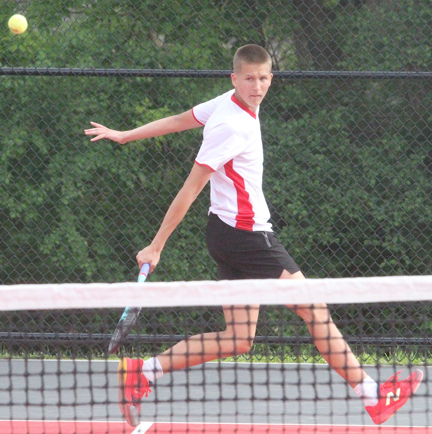 Boys tennis: Bulldogs continue late push