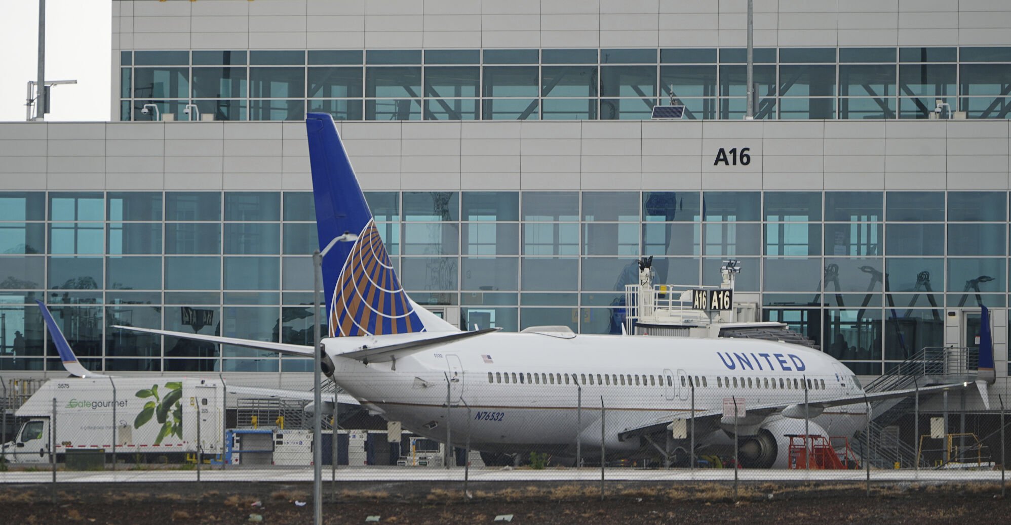 Air traffic controllers in Denver scramble to use backups after losing communications Monday