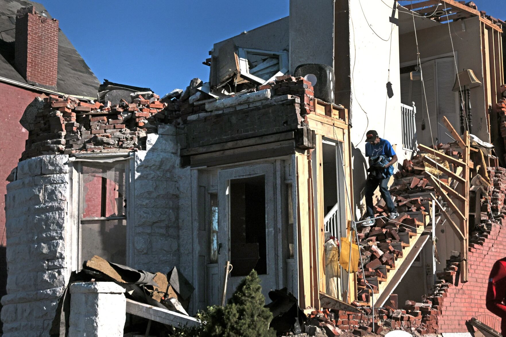 Rescuers search St. Louis rubble, crews work to clear streets after tornado