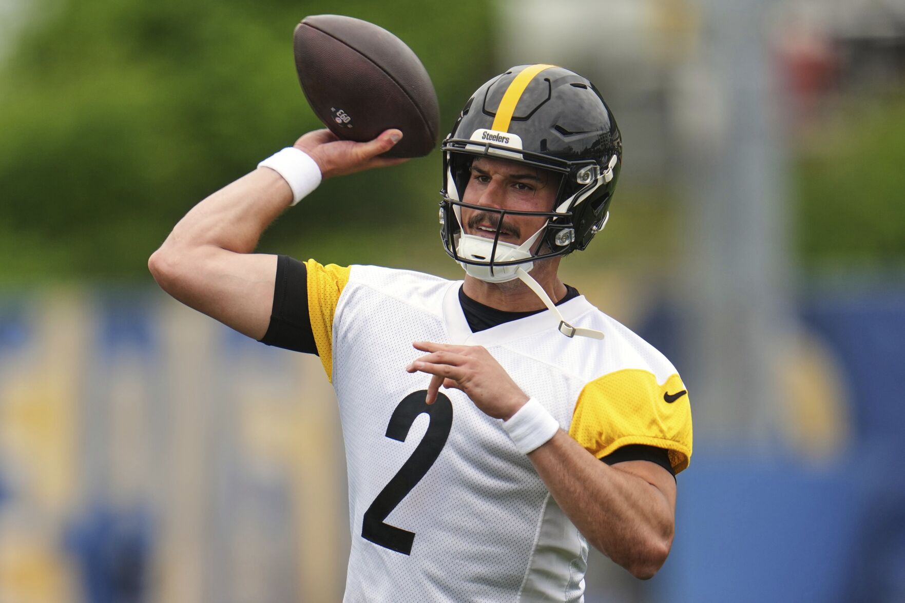 Despite the ‘constant noise’ surrounding Aaron Rodgers, Mason Rudolph happy to be back in Pittsburgh