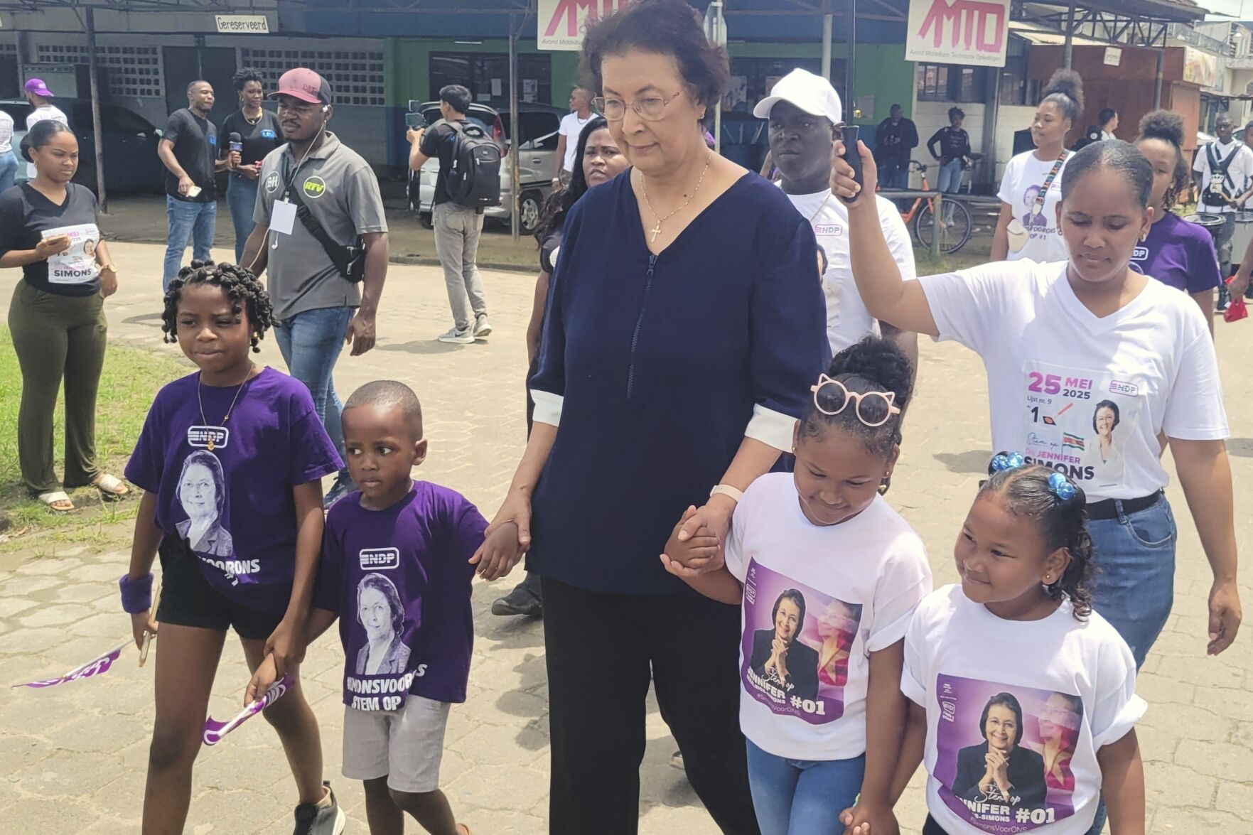  A new coalition challenges Suriname’s president after a close election