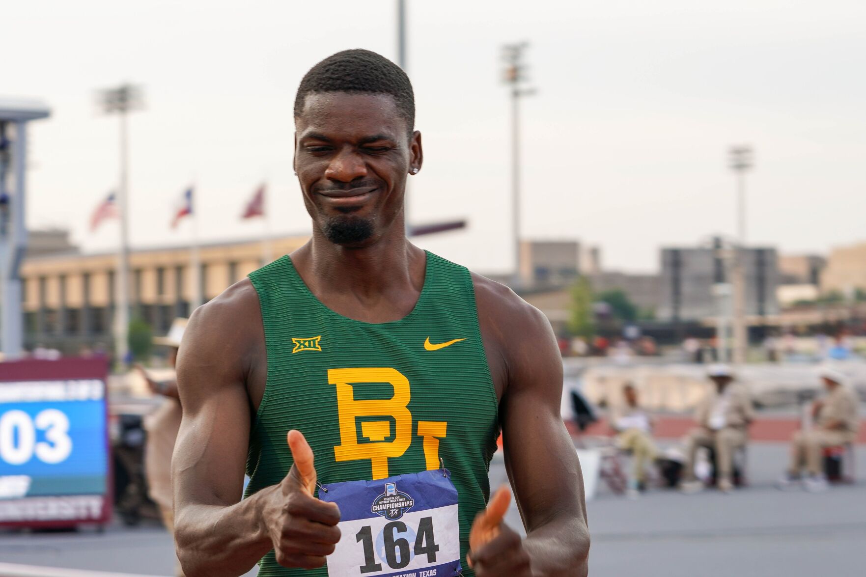  Ezekiel flashes his elite speed, lifting Baylor 4×4 relay to nationals