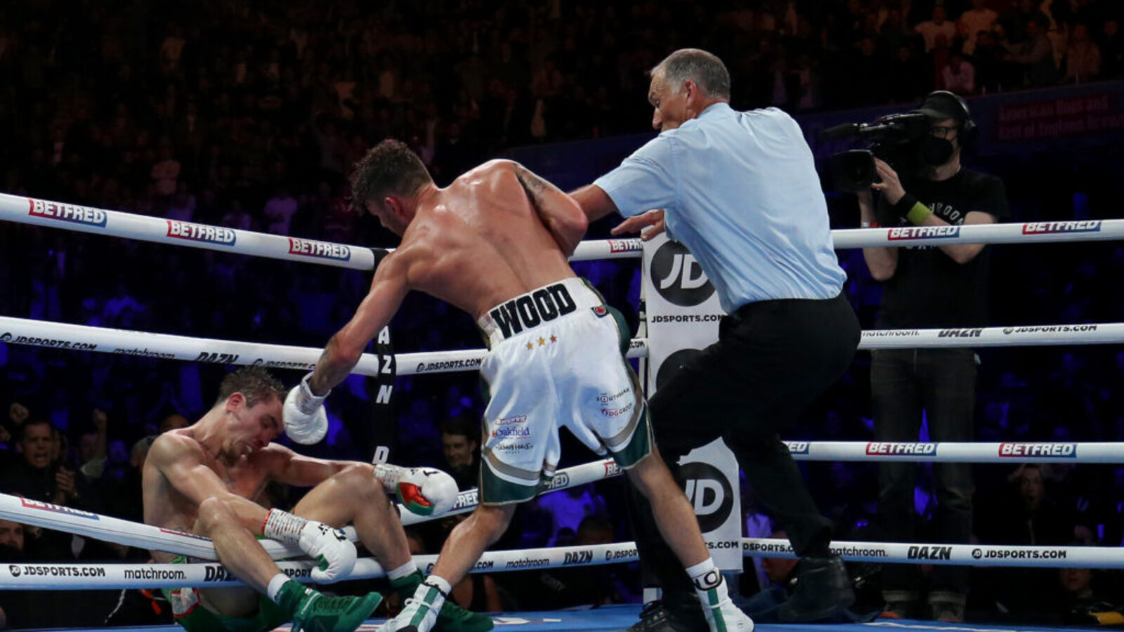 Leigh Wood knocked his undefeated opponent out of the ring in final round stoppage to claim comeback victory in 2022