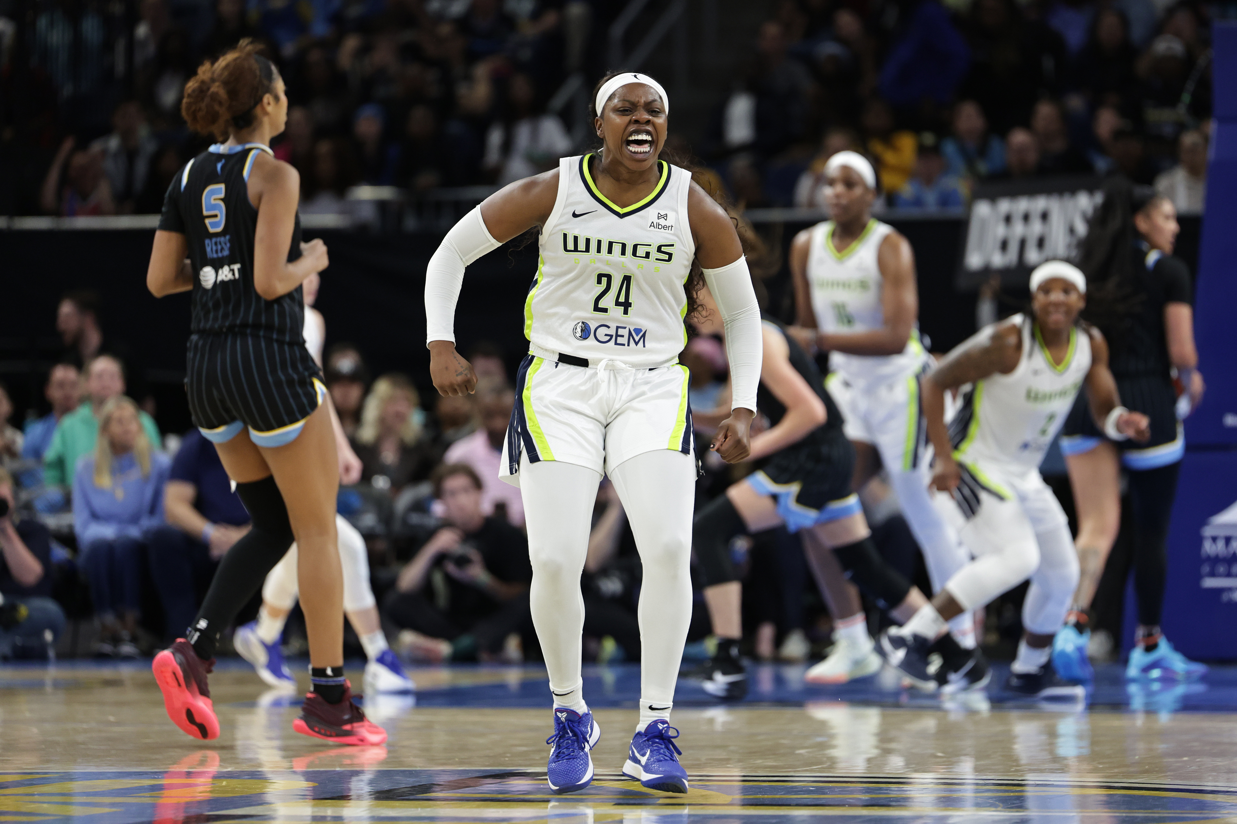  Cardoso, Vandersloot lead Sky past Wings in tight finish