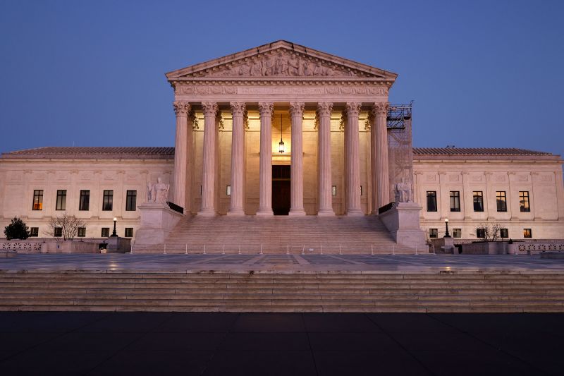  Trump brings emergency appeal over mass firings to Supreme Court