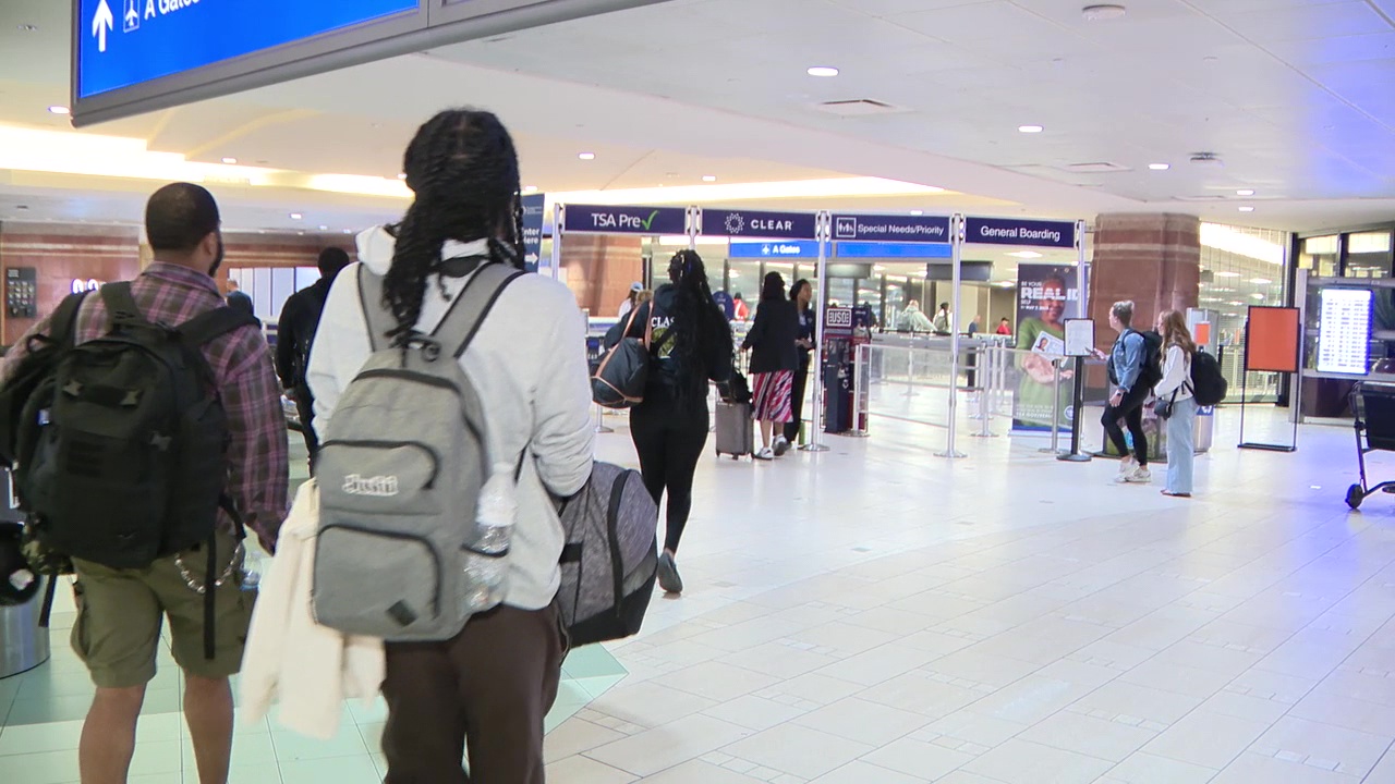  Travelers breeze through Sky Harbor Airport as REAL ID deadline arrives