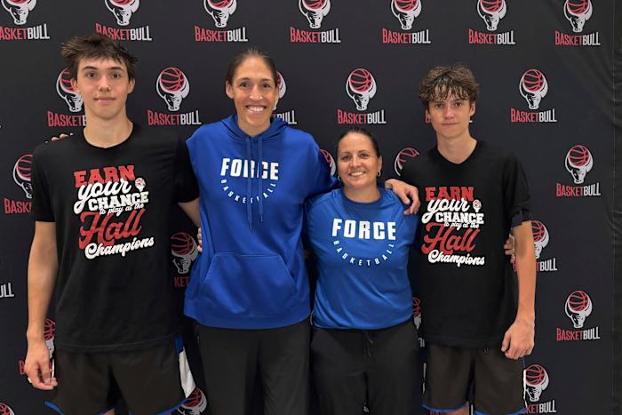 UConn greats Rebecca Lobo and Jen Rizzotti reunite to coach AAU team with their sons on it