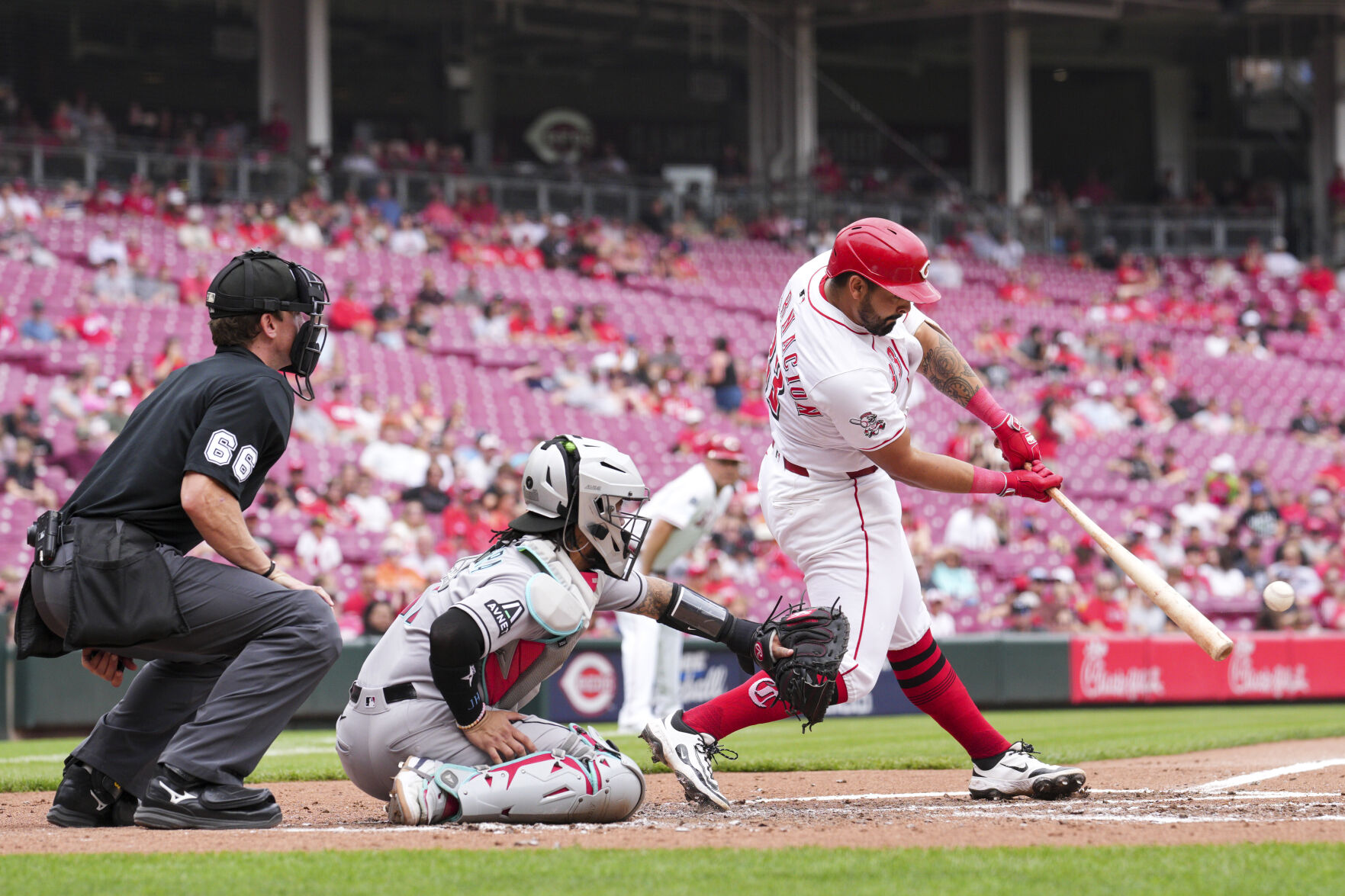  Encarnacion-Strand lifts the Reds over the Diamondbacks 4-3 in 10th inning of suspended game