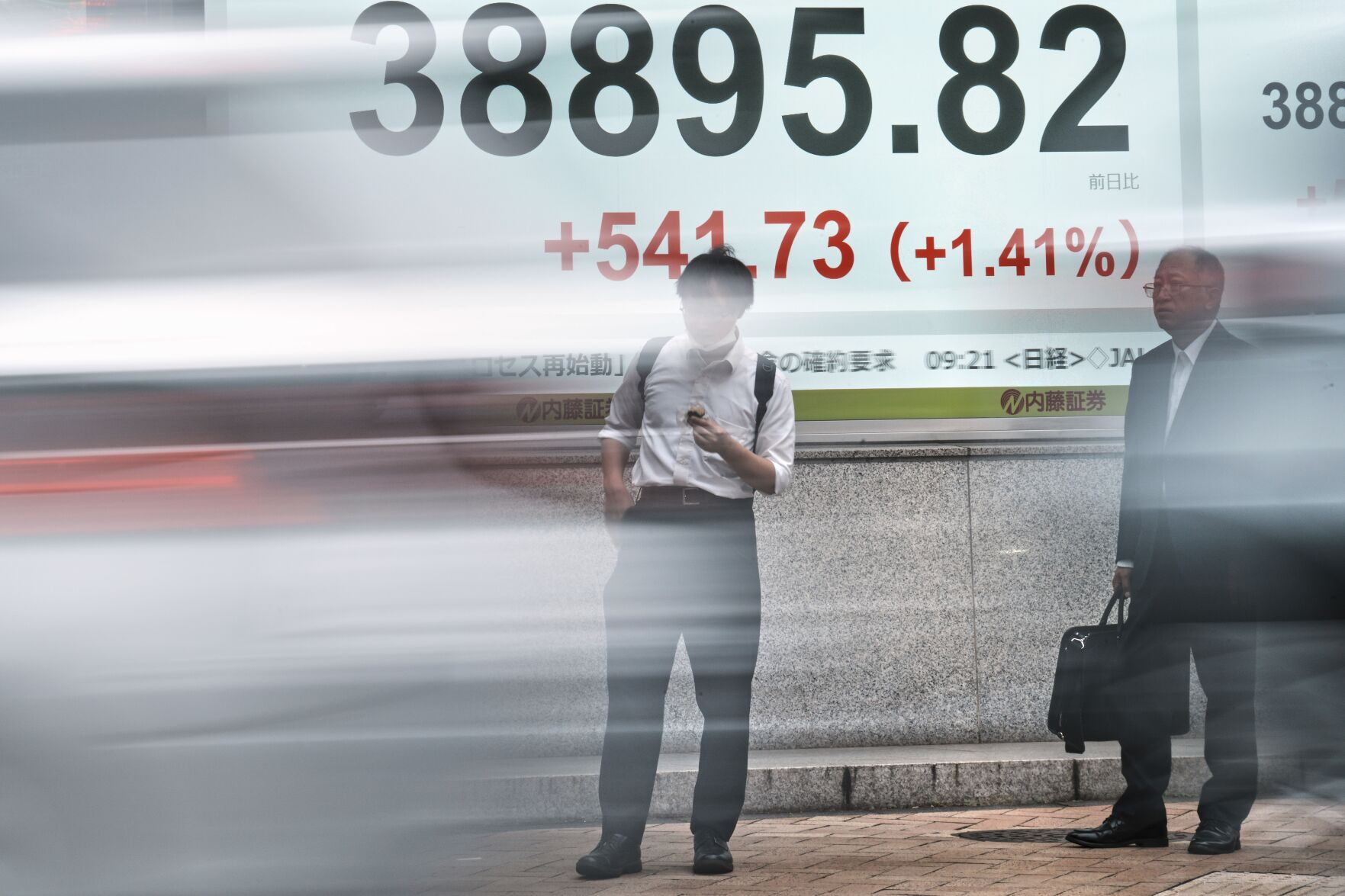  World shares rally after Trump announces what appears to be a shaky Israeli-Iran ceasefire