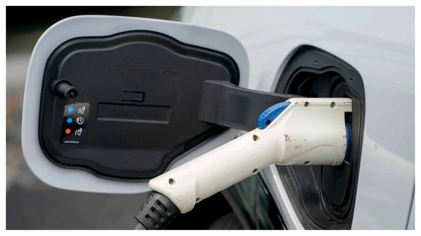  Trump signs measure to overturn California’s EV mandate