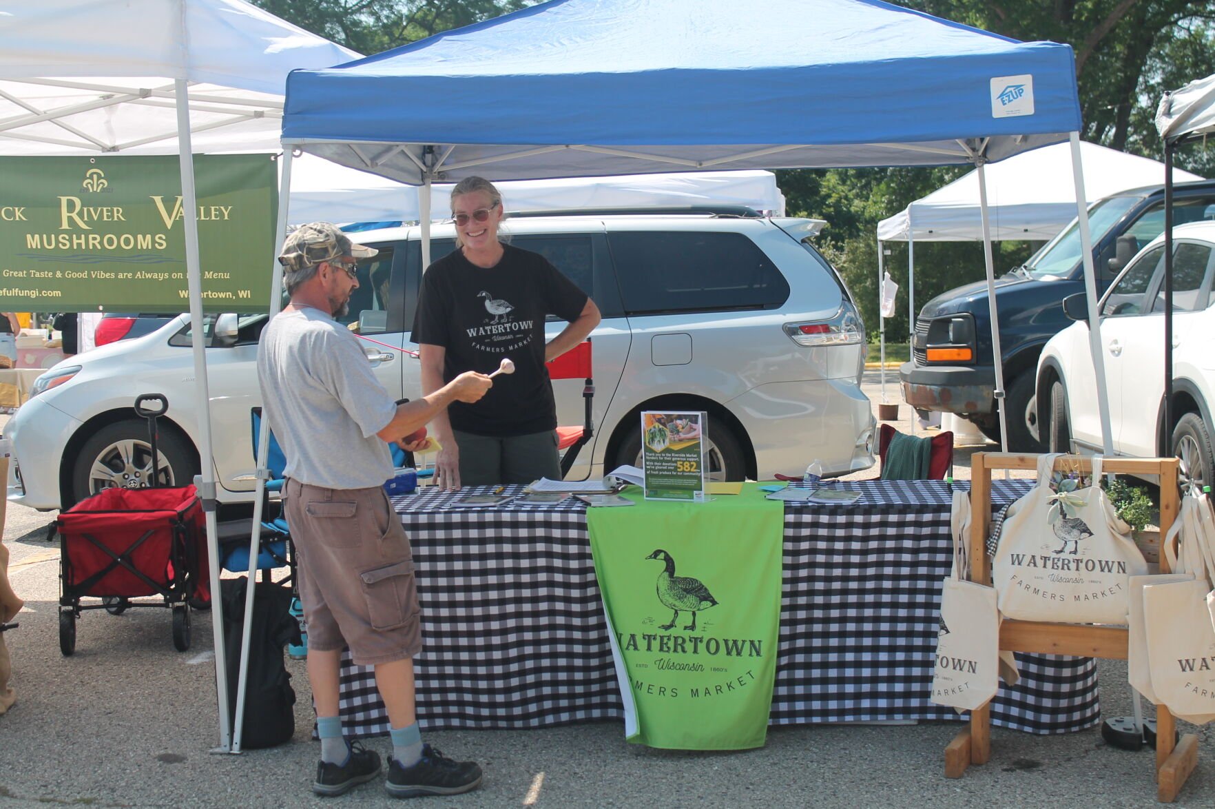  Farmers Market and FoodWIse team up to donate produce to Bread Basket