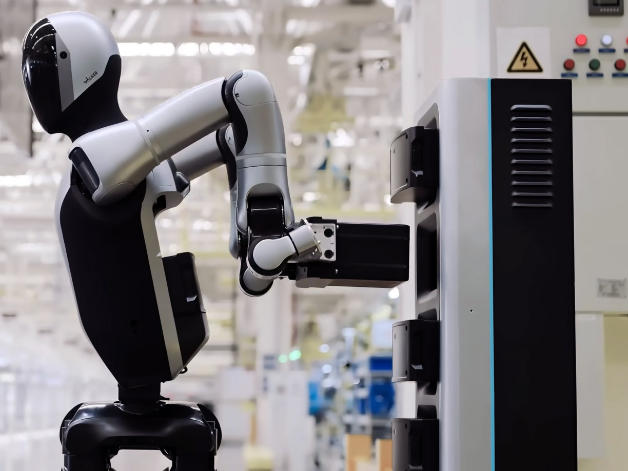  Tesla Optimus autonomy challenged by Walker S2 robot that swaps its own battery in 3 minutes