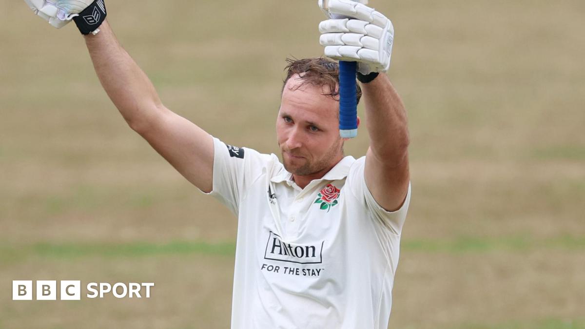  Lancs’ Hartley hits maiden hundred in Glos game