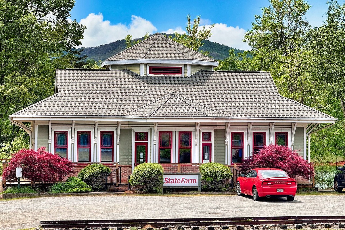  Illinois Homeowners Brace for 27% Insurance Rate Hike as State Farm Announces Increases Amid Cost Concerns