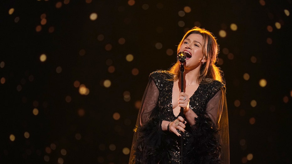 Kelly Clarkson postpones Las Vegas residency hours before opening night