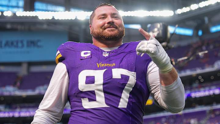 Reports: Vikings trading Harrison Phillips to Jets for picks in stunner