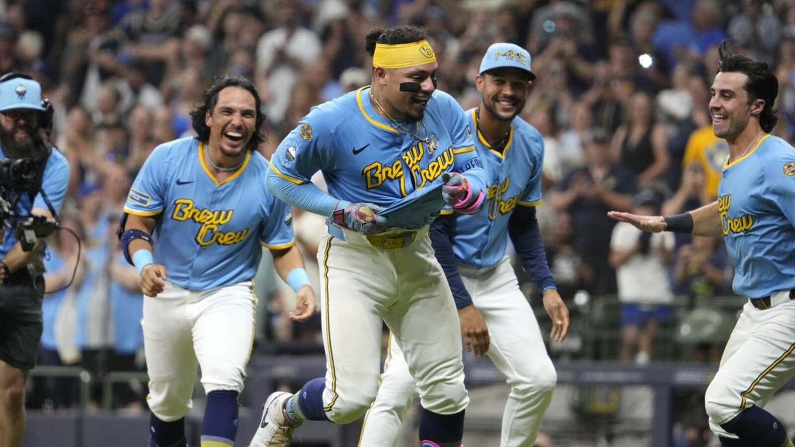 As good times roll for MLB-best Brewers, Giants see postseason hopes fading away