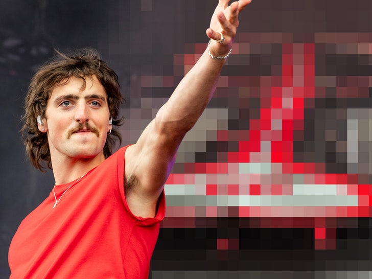  Benson Boone’s Tour Stage Compared to a Penis by Fans