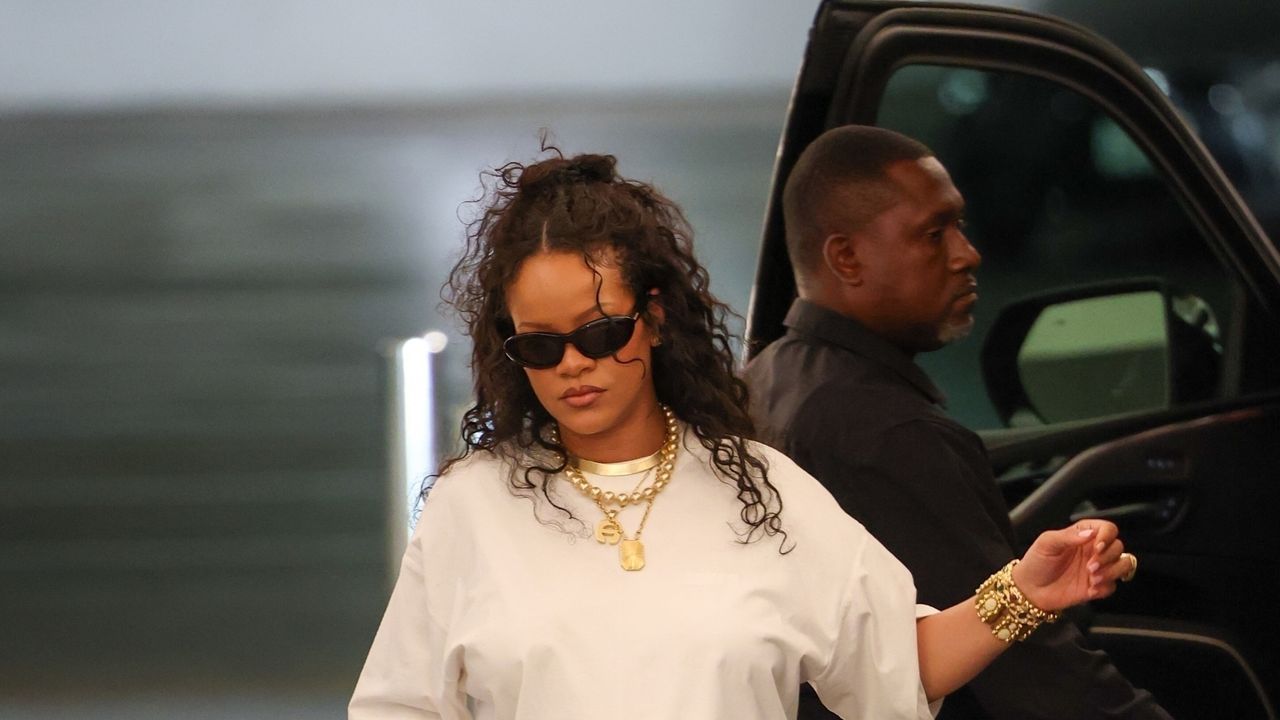  Rihanna Takes on the Scarf-As-Skirt Trend in the Most Rihanna Way Possible