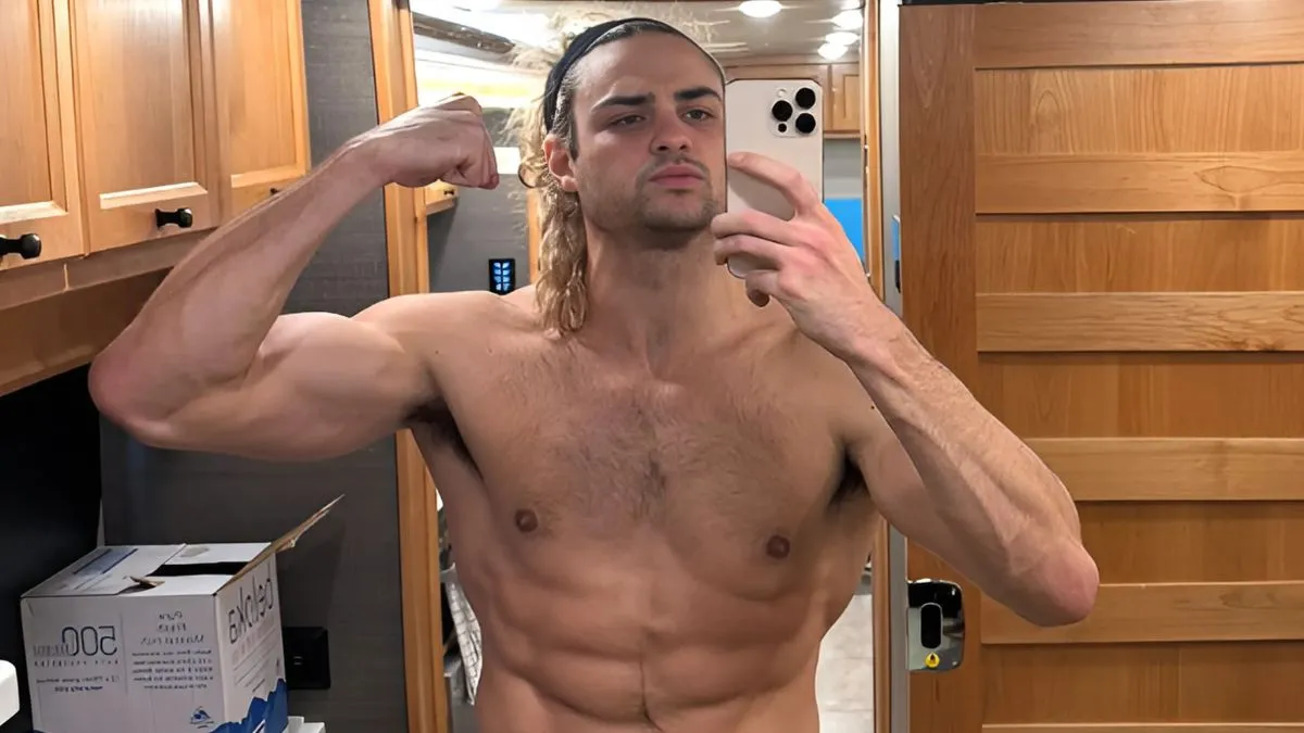  Noah Centineo Flaunts Ripped Abs in Shirtless Photo