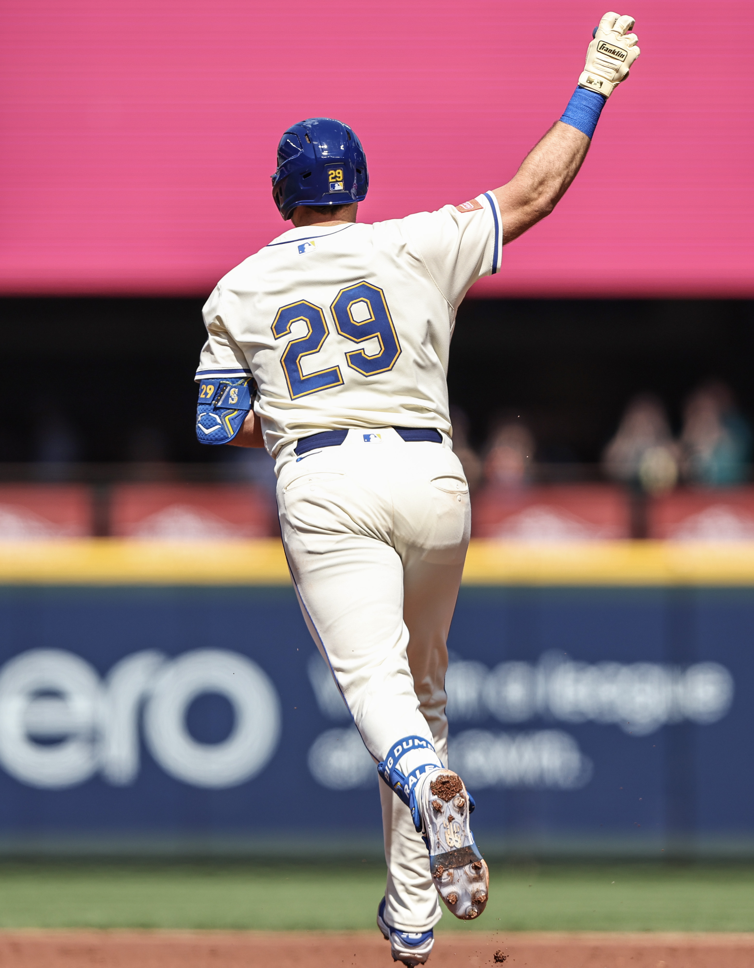 Mariners win big behind Cal Raleigh’s historic day, Logan Gilbert’s gem