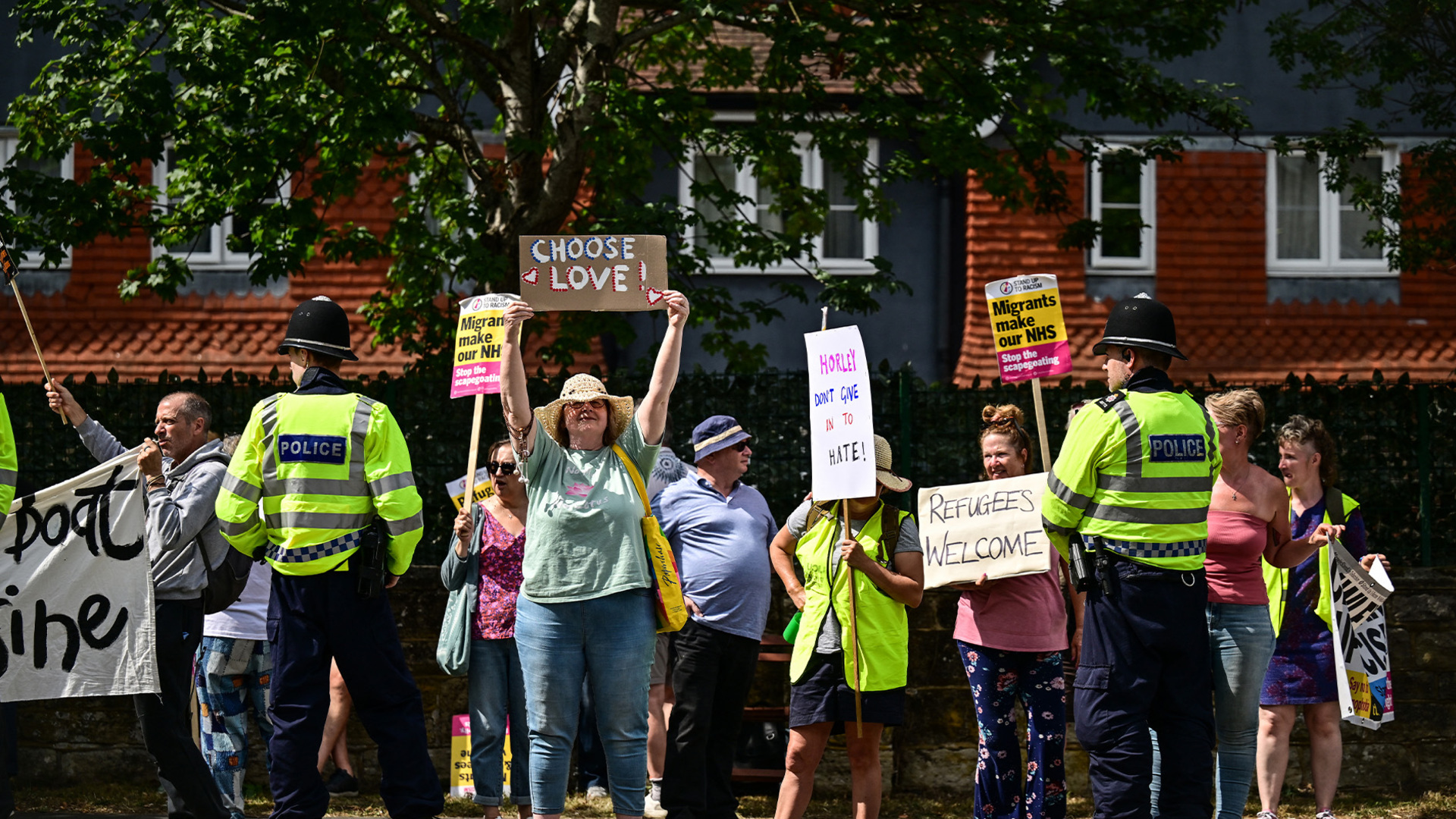  Anti-refugee protesters in the UK rally against hotels for asylum seekers