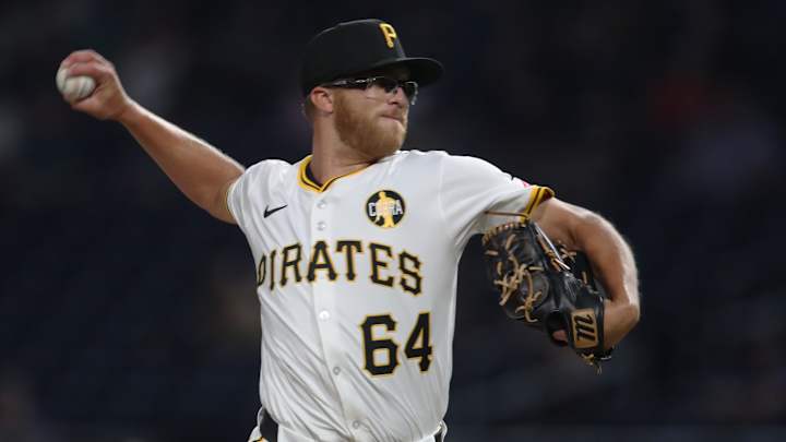 Pirates Bring Back Relief Pitcher