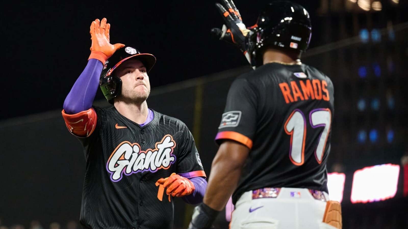 Giants dump D-backs again, slice into wild-card deficit