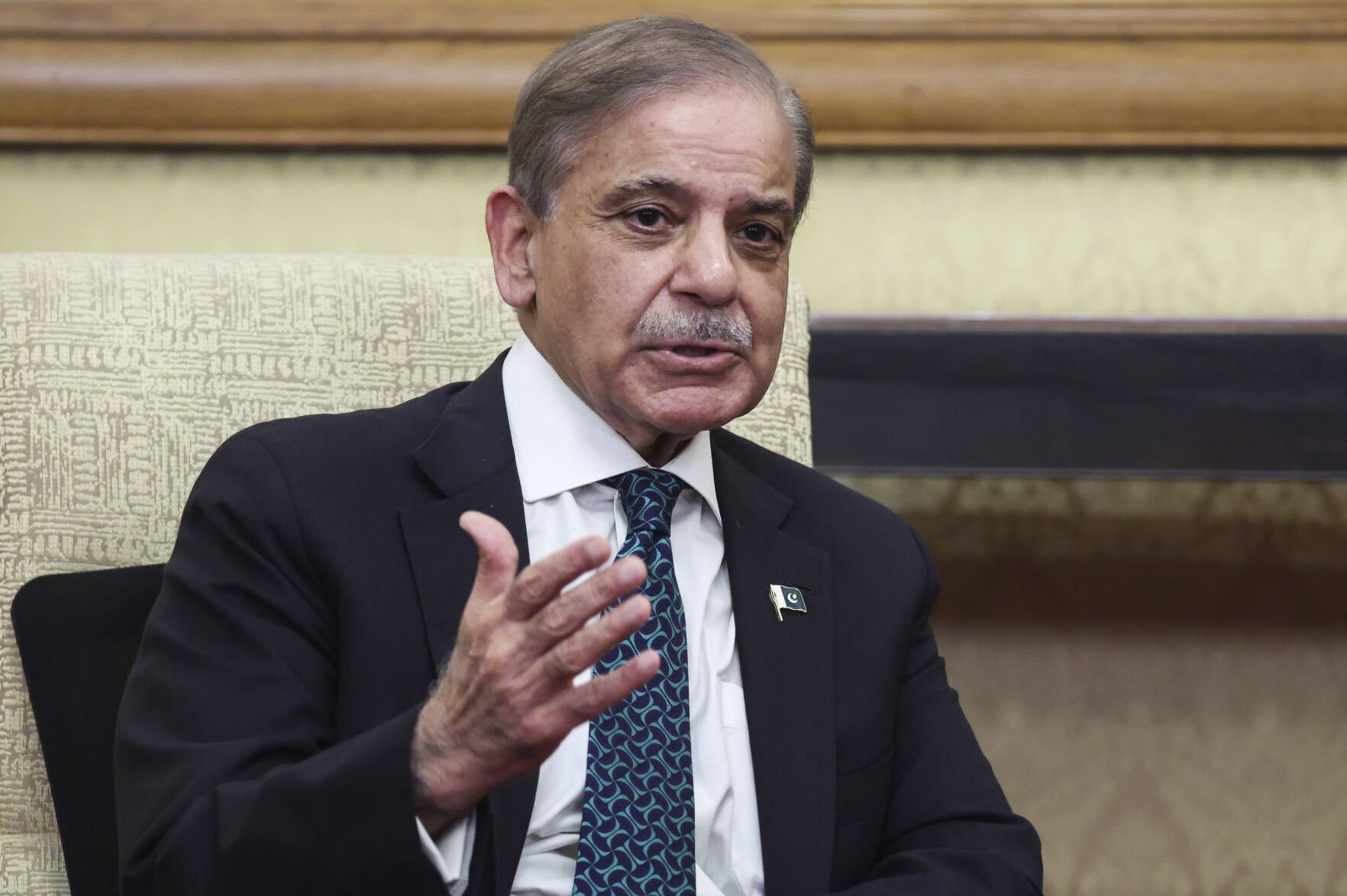  Trump holds talks with Pakistan’s prime minister in the latest sign of warming relations