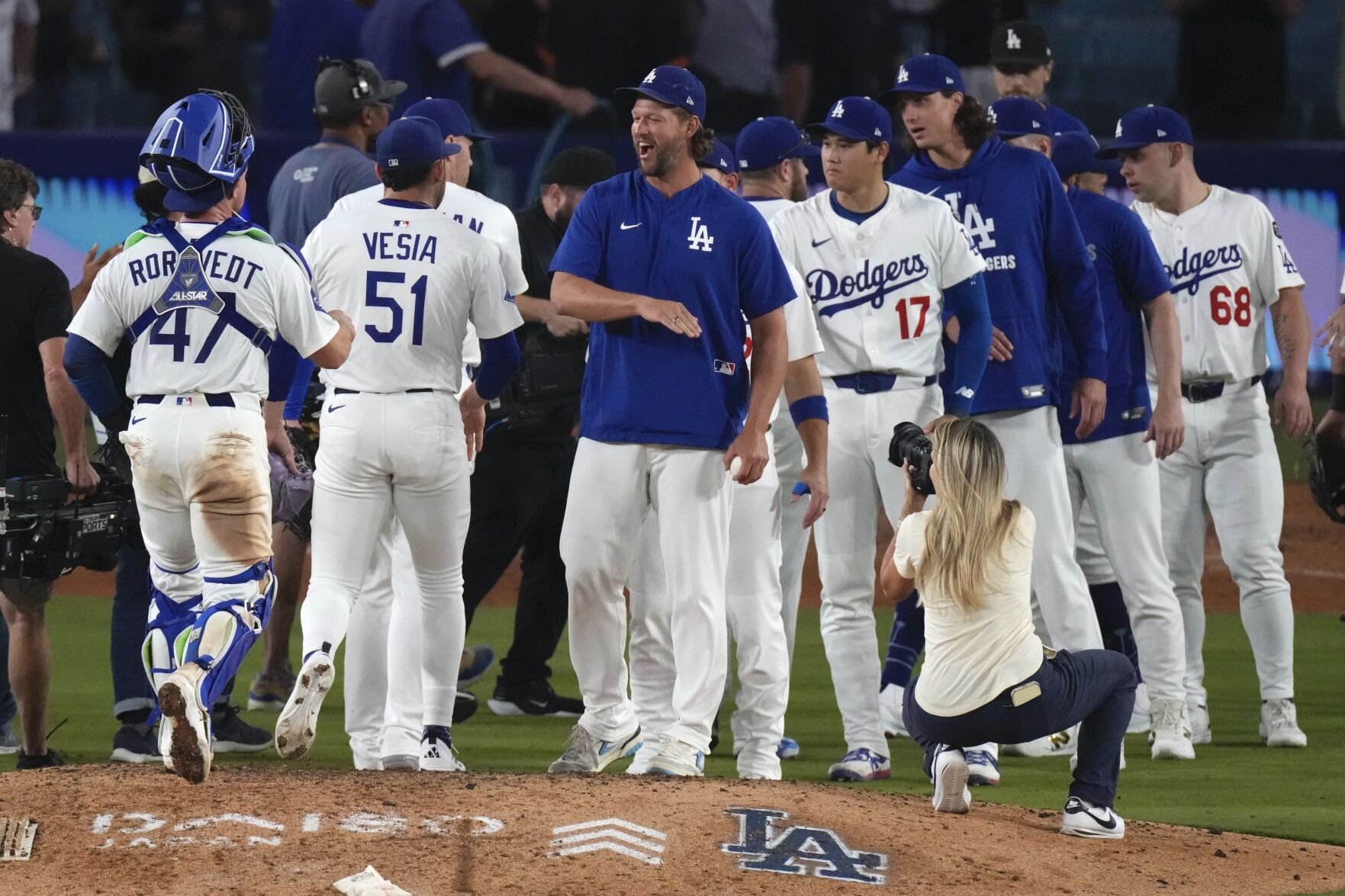 Clayton Kershaw soaks in the applause in his last regular-season home start at Dodger Stadium