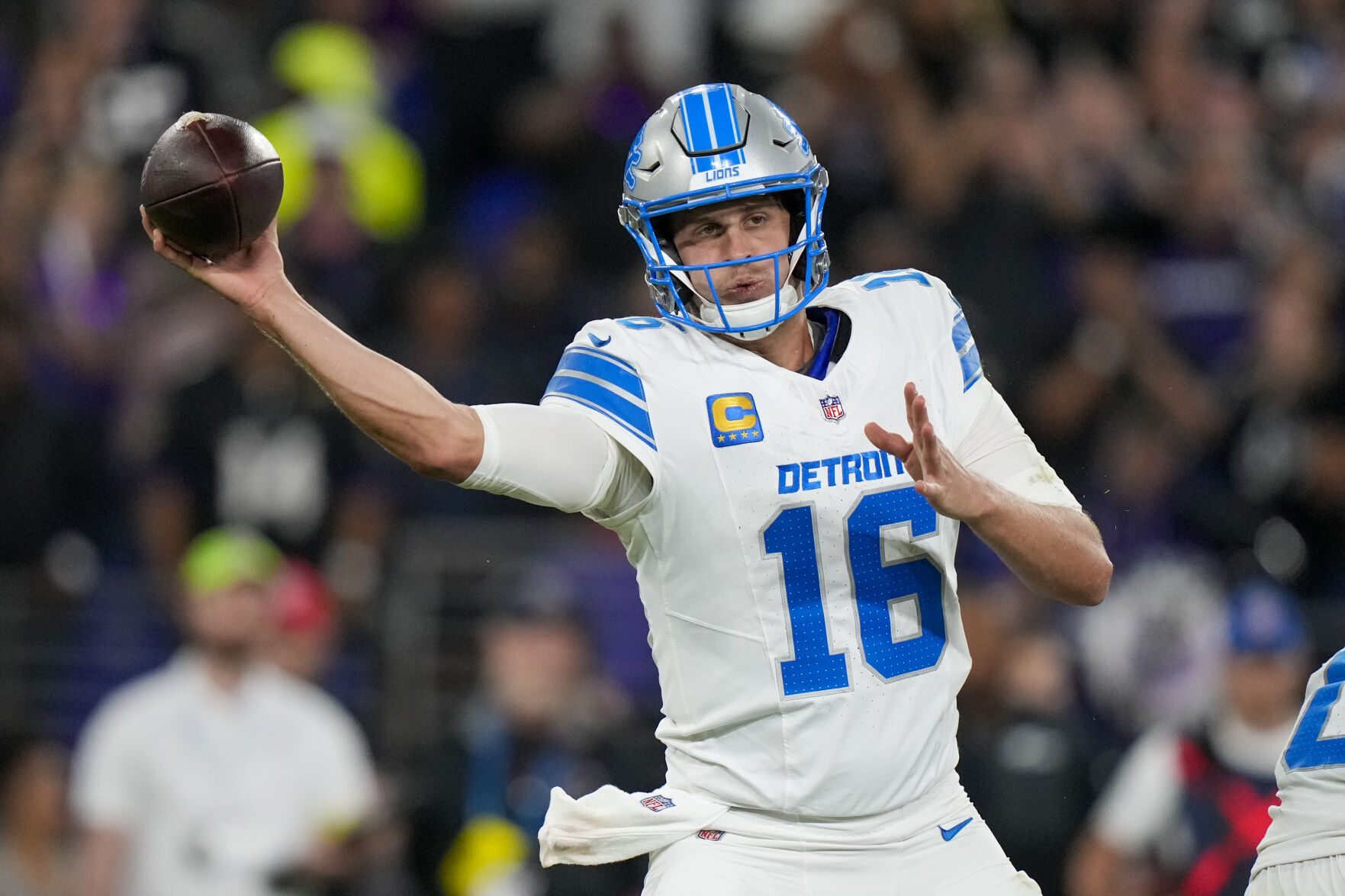 Lions host Browns in matchup of balanced, high-scoring offense and run-stuffing, stingy defense