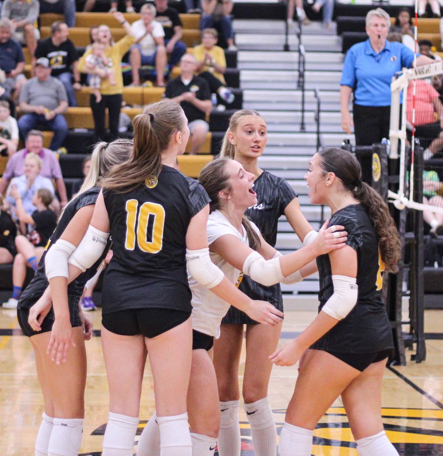 Mankato East volleyball grabs momentum early, sweeps Rochester Mayo