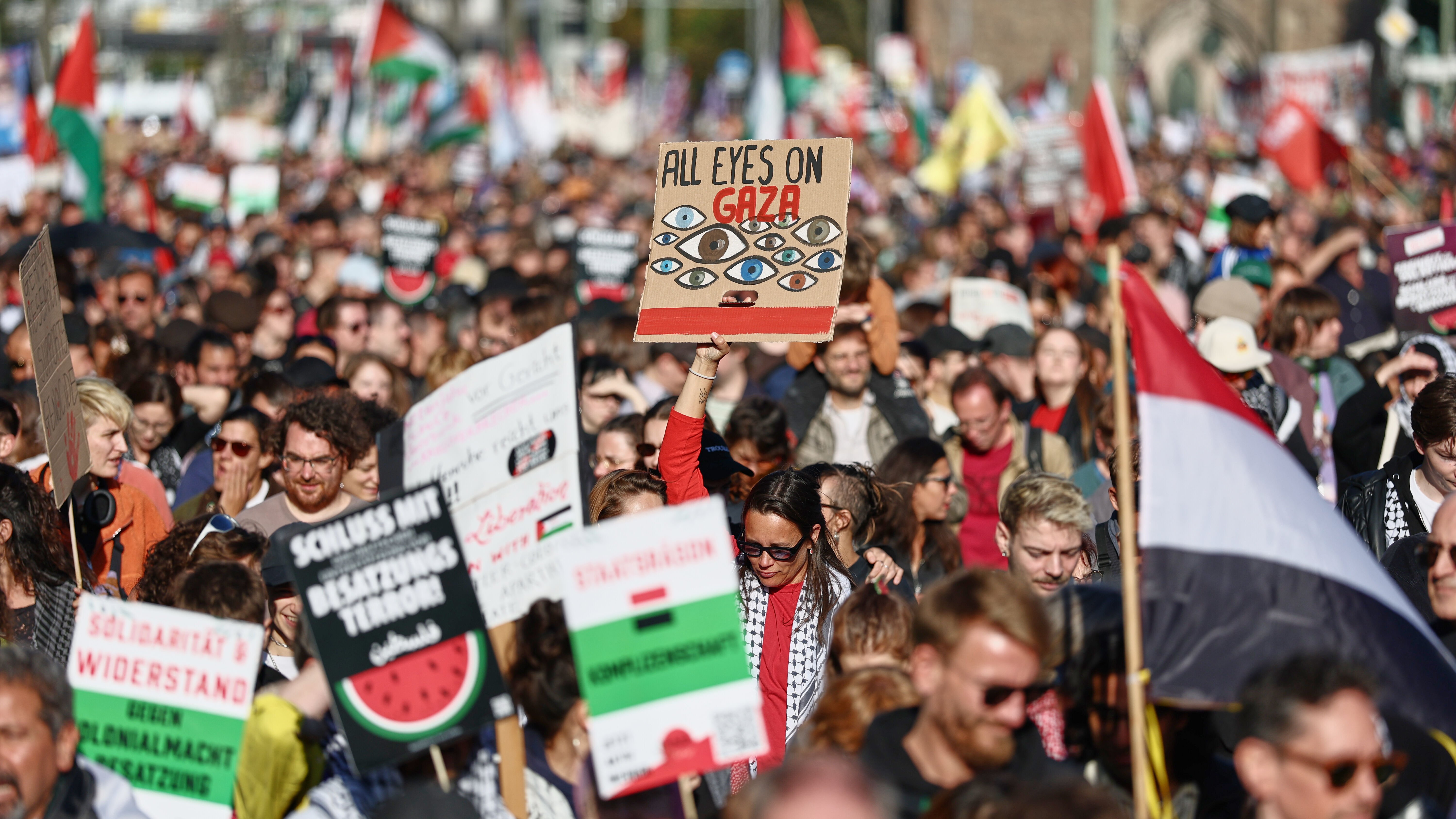 Tens of thousands protest in Berlin and call for end to the Israel-Hamas war
