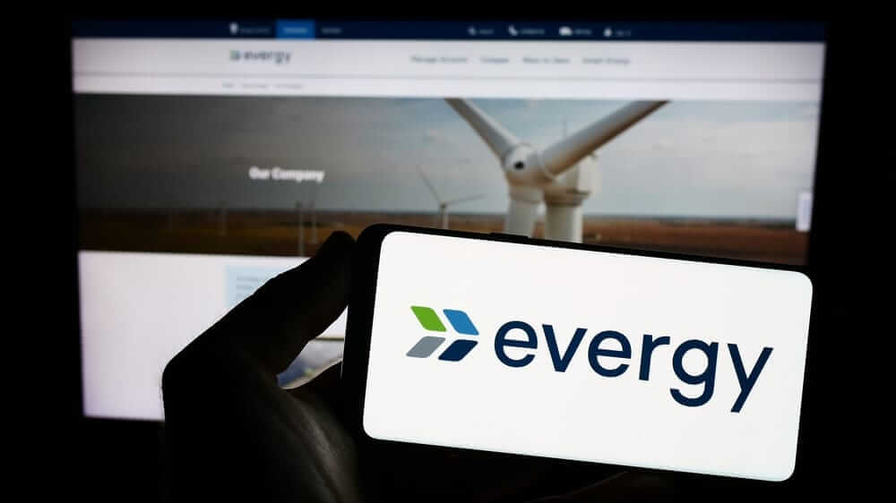  Evergy Stock: Is EVRG Outperforming the Utilities Sector?