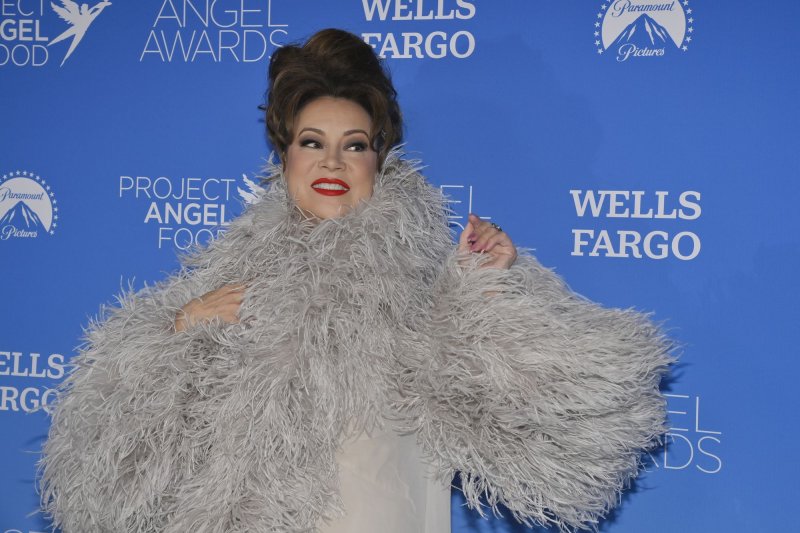  Jennifer Tilly honored at Project Angel Food Awards